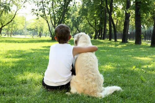 garçon avec son chien à London